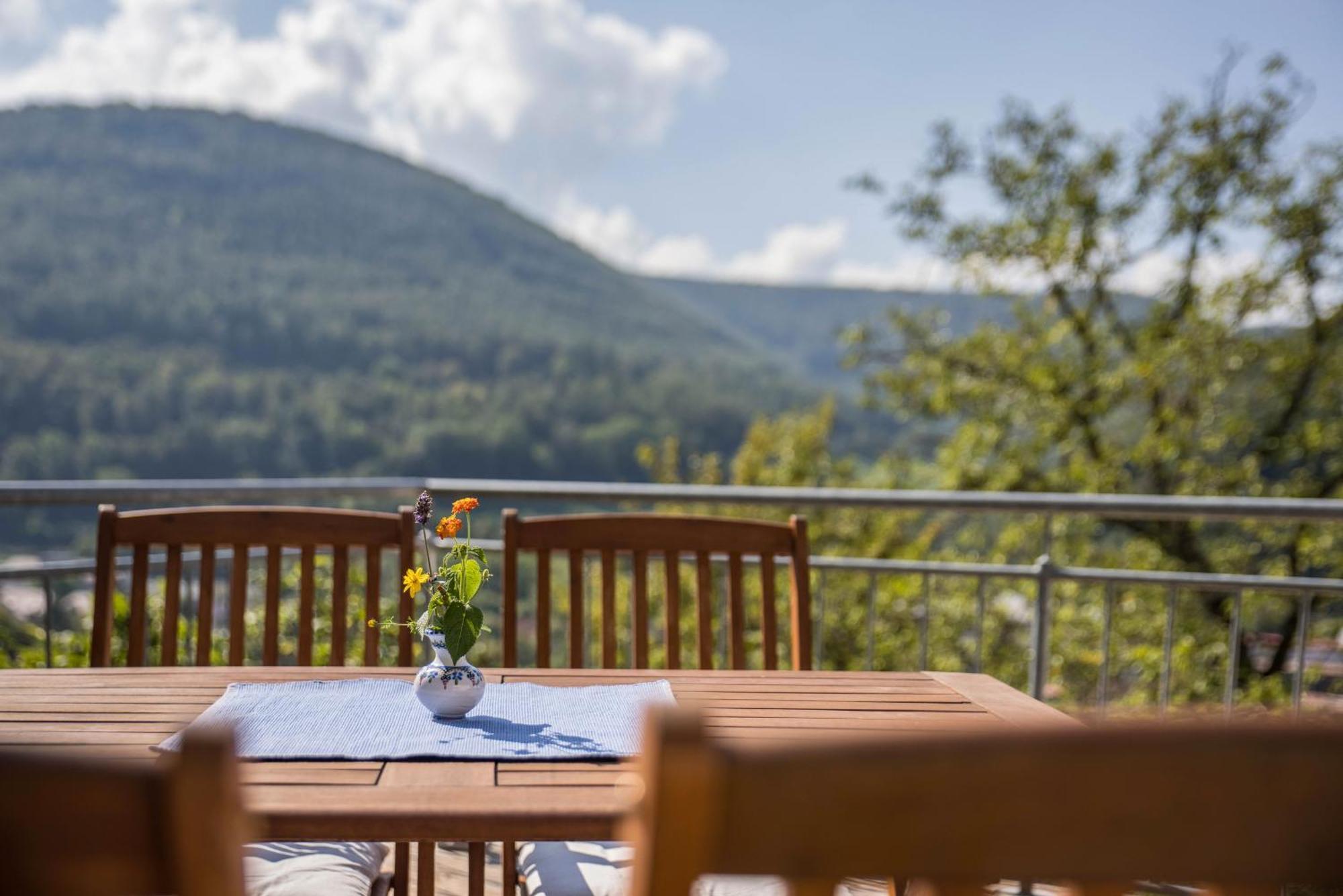 Ferienwohnung Am Samuelstein Бад Урах Екстериор снимка