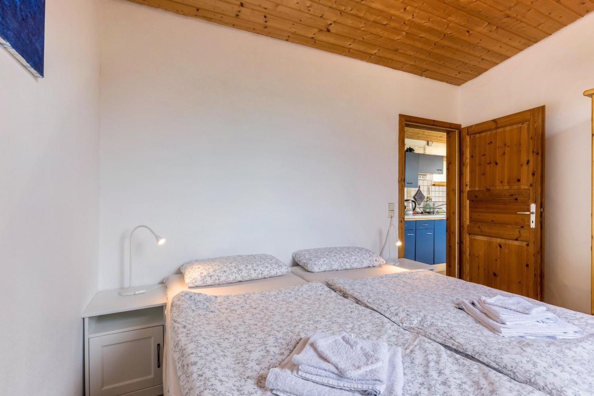 Ferienwohnung Am Samuelstein Бад Урах Екстериор снимка