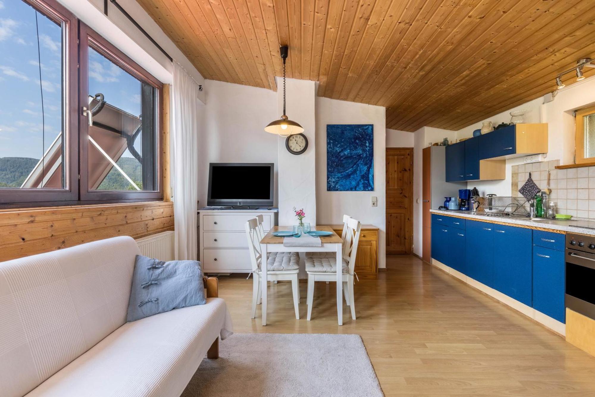 Ferienwohnung Am Samuelstein Бад Урах Екстериор снимка