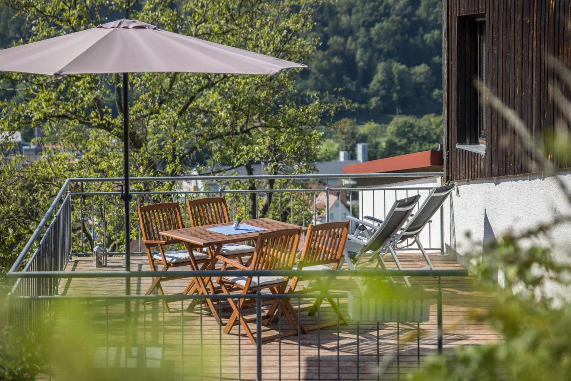 Ferienwohnung Am Samuelstein Бад Урах Екстериор снимка