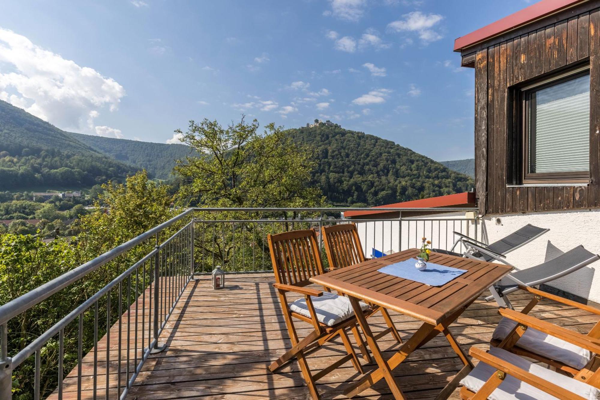 Ferienwohnung Am Samuelstein Бад Урах Екстериор снимка